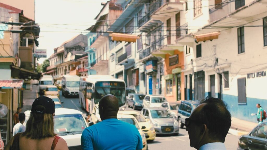 自由行動で街歩きをしている写真