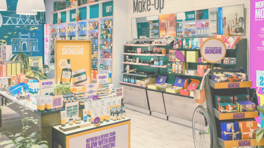 海外で化粧品を買い物している画像